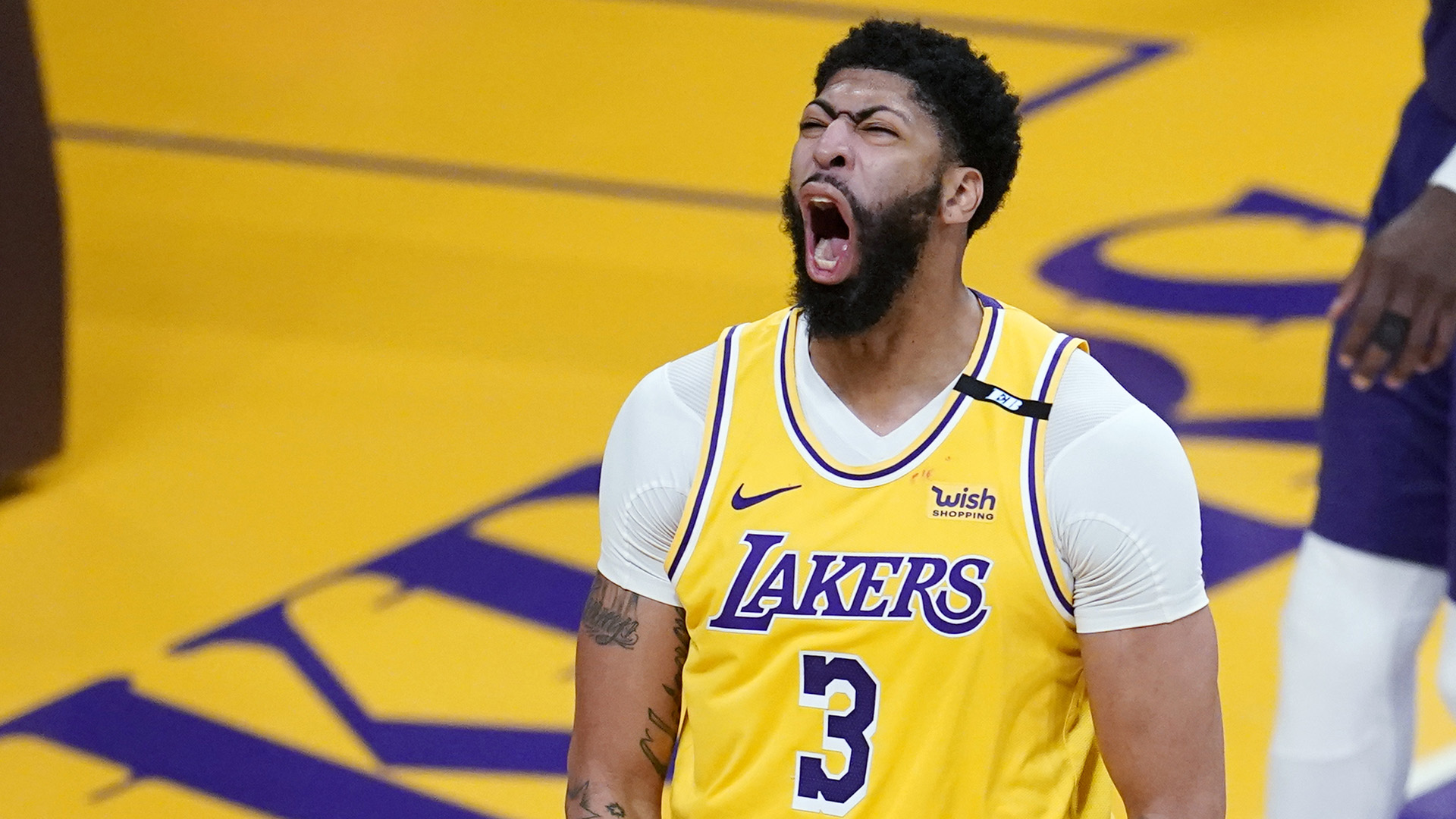 Davis, Lakers take a 2-1 series lead
