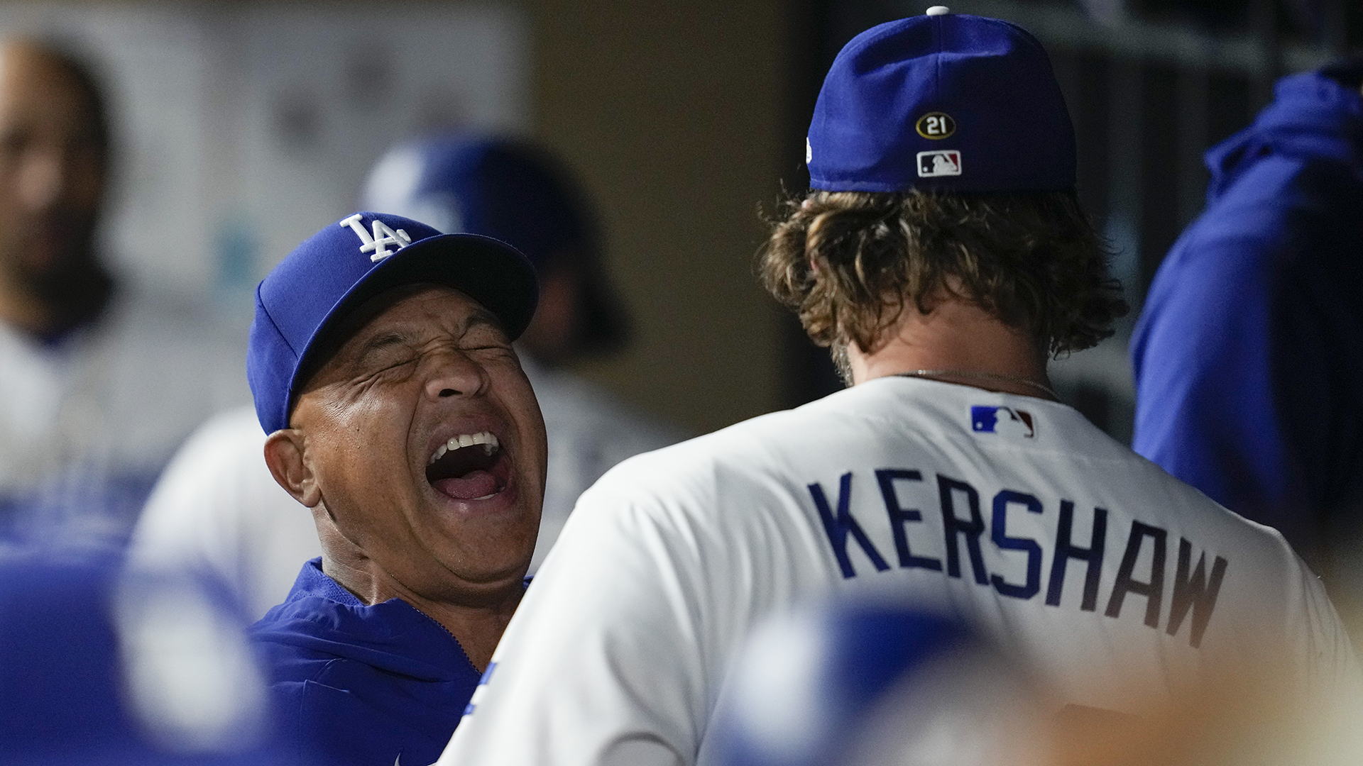 Dodgers capitalize on Giants' blunders to win 7-2